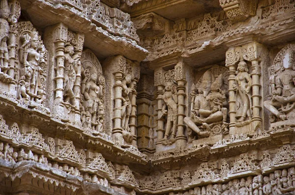 Rzeźbione ściany wewnętrzne z Rani ki vav, misternie skonstruowane stepwell na brzegu rzeki Saraswati. Patan, Gujarat, Indie — Zdjęcie stockowe