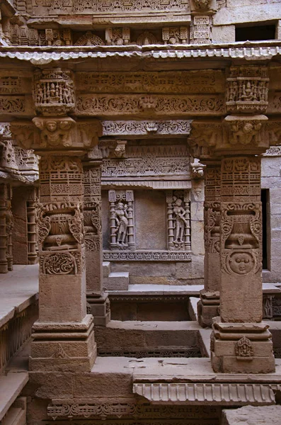 Gesneden binnenmuren van Rani ki vav, een ingewikkeld gebouwd stepwell aan de oevers van de Saraswati rivier. Patan, Gujarat, India — Stockfoto