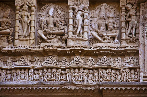 Paredes interiores talladas de Rani ki vav, un paso intrincado construido a orillas del río Saraswati. Patan, Gujarat, India —  Fotos de Stock
