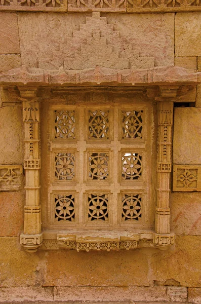 Gesneden jali op de buitenste muur van Sarkhej Roza, moskee en graf complex. Makarba, Ahmedabad — Stockfoto