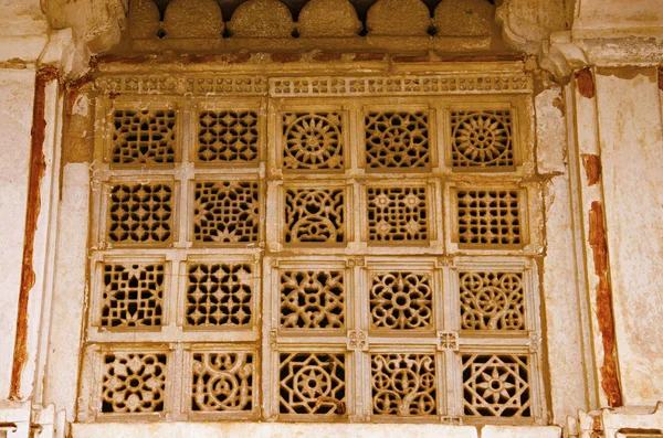 Sarkhej Roza、モスクおよび複雑な墓の外側の壁に刻まれた jali は。グジャラート州アーメダバード, Makarba — ストック写真