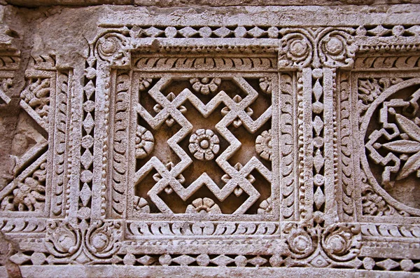 Faragott Patola dupla Ikat mintás Rani ki vav, egy bonyolultan épített stepwell a Szaraszvatí folyó belső falán. Patan, Gujarat, India — Stock Fotó