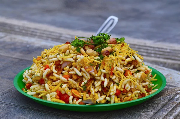 Bhelpuri é um lanche salgado ou chaat. É feito de arroz soprado, legumes, molho de tamarindo picante — Fotografia de Stock