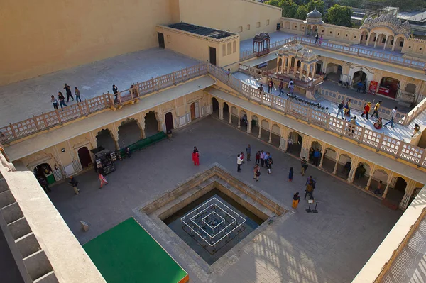 JAIPUR, RAJASTHAN, INDIA, January 2016, Tourist visits Hawa Mahal — Stock Photo, Image