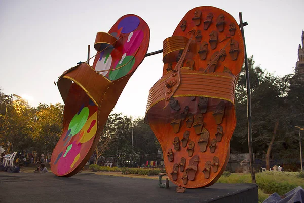 Sandalias o zapatillas enormes, Kala Ghoda Arts Festival, Mumbai, Maharashtra — Foto de Stock