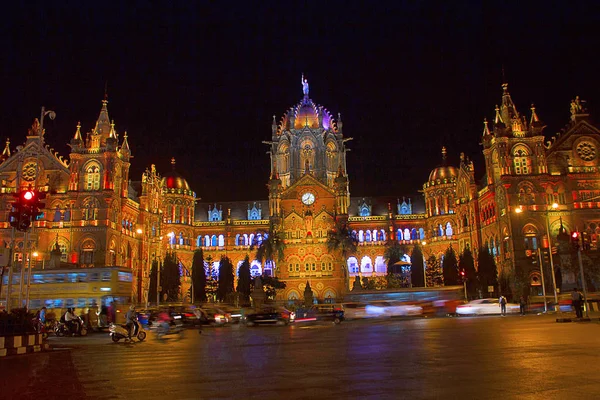 Chhatrapati Shivaji Terminus, железнодорожный вокзал ночью Мумбаи, Махараштра — стоковое фото