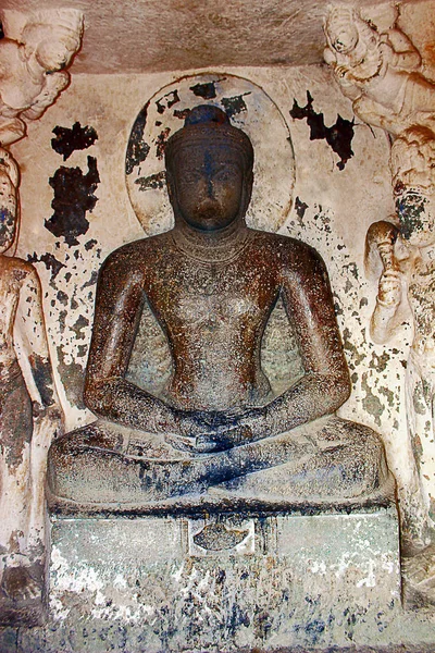 Grotte 5, intérieur du sanctuaire, Bouddha principal dans le padmasana flanqué de bodhisattvas. Grottes d'Aurangabad, Aurangabad, Maharashtra — Photo