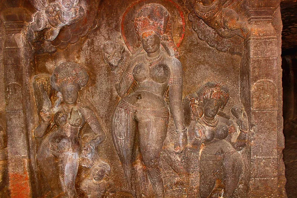 Grotta 7, interno, anticamera del Santuario, divinità femminili diritto di ingresso al santuario. Grotte di Aurangabad — Foto Stock