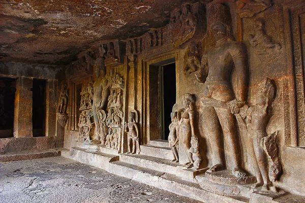 Cueva 7, interior, entrada al Santuario con Bodhisattvas en ambos lados. Cuevas de Aurangabad — Foto de Stock