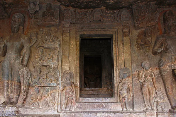 7、ポーチ、菩薩が並ぶ洞窟の入り口の洞窟します。アウランガーバード石窟、オーランガバード — ストック写真