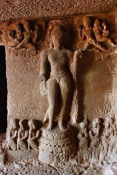 Caverna 9, figuras esculpidas vestíbulo esquerdo Aurangabad Cavernas, Aurangabad — Fotografia de Stock