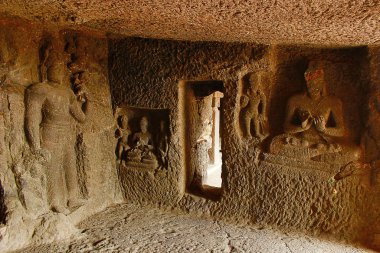 Mağara 9, oturan Buddha ve Boddisatva, vestibül Aurangabad Caves, Aurangabad