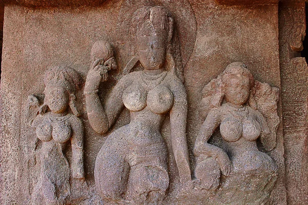 Caverna 9, figuras esculpidas no interior, Grutas de Aurangabad, Maharashtra — Fotografia de Stock