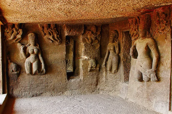 Caverna 9, figuras esculpidas no interior, parede esquerda com porta no vestíbulo esquerdo. Grutas de Aurangabad — Fotografia de Stock