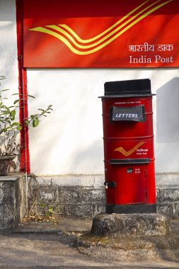 Hindistan Post arka plan ile kırmızı mektup kutusu, Pune Üniversitesi Kampüsü, Pune