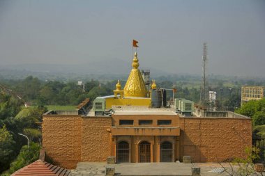 Safran bayrağı ile altın Kalash, Shri Sai Sansthan Prati Shirdi, Shirgaon, Pune  