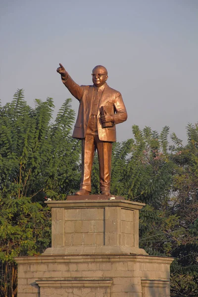 Dr. Babasaheb Aybedkar heykeli, Pune Üniversitesi Kampüsü, Pune — Stok fotoğraf