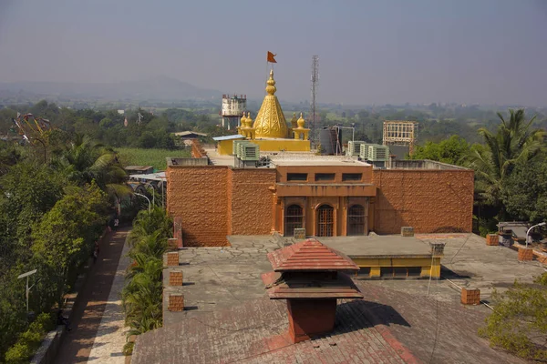 Kalash dorado con bandera de azafrán, Shri Sai Sansthan Prati Shirdi, Shirgaon, Pune — Foto de Stock