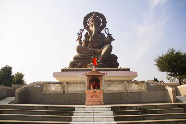 Long plan de Birla Ganapati, 72 pieds de haut Lord Ganapati idole avec marches, Somatane Toll Plaza, Pune — Photo