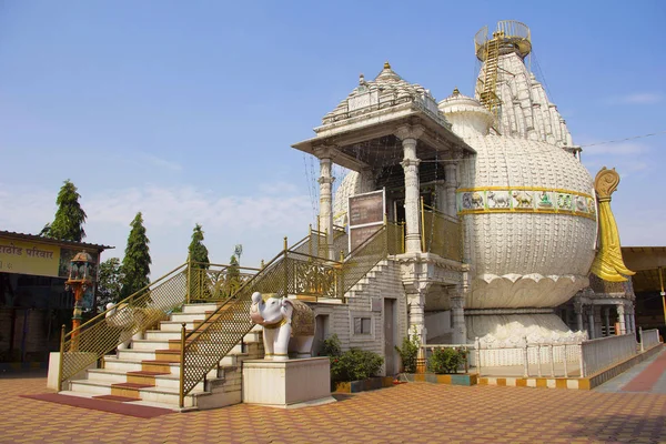 Vista lateral de Shree Shankheshwar Parshnath Tirth - Jain Kalash Temple, Somatane Toll Plaza, Pune —  Fotos de Stock