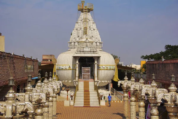 SOMATANE TOLL PLAZA, PUNE, INDIA, декабрь 2017 года, Devotee at Shree Shanheshwar Parshnath Tirth - Jain Kalash Felle, Pune — стоковое фото