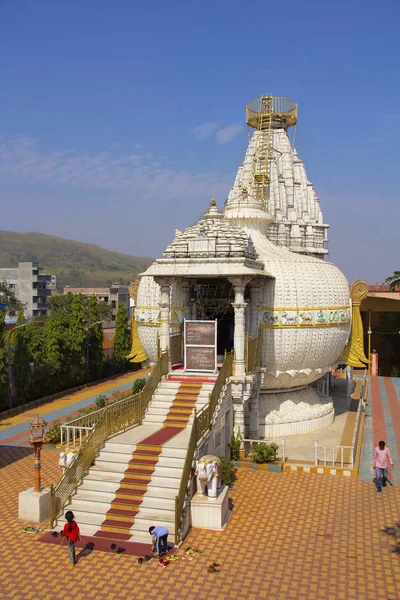 SOMATANE TOLL PLAZA, PUNE, INDIA, diciembre de 2017, Devoto en Shree Shankheshwar Parshnath Tirth - Jain Kalash Temple, Pune —  Fotos de Stock