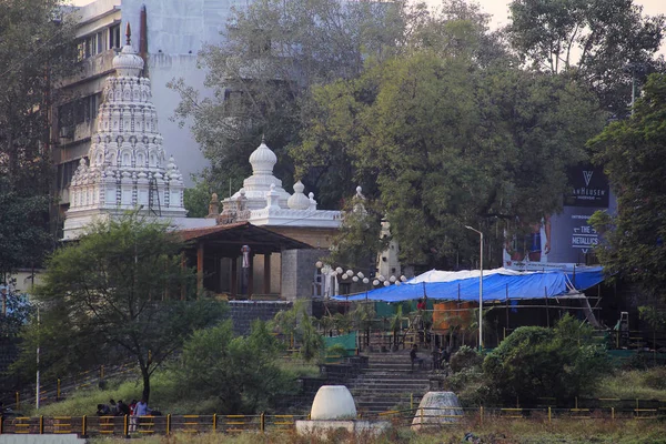 Veduta del tempio Riddheshwar Siddheshwar sulla riva del fiume Mutha, Pune — Foto Stock