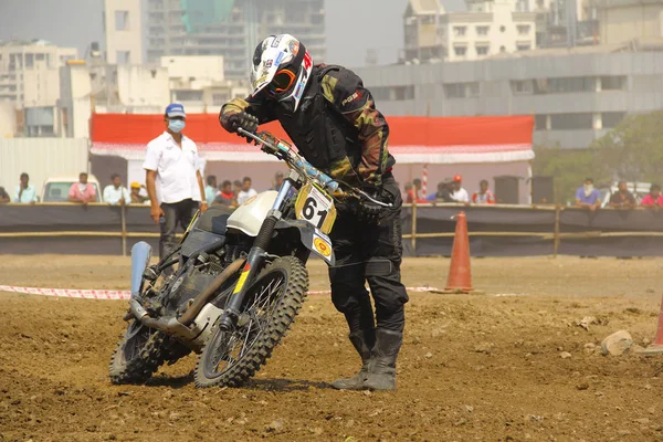 Pune, Maharashtra, Indien, februari 2018, motorcykel racer plockar upp sin fallna motorcykel under smuts cross motorcykel race — Stockfoto