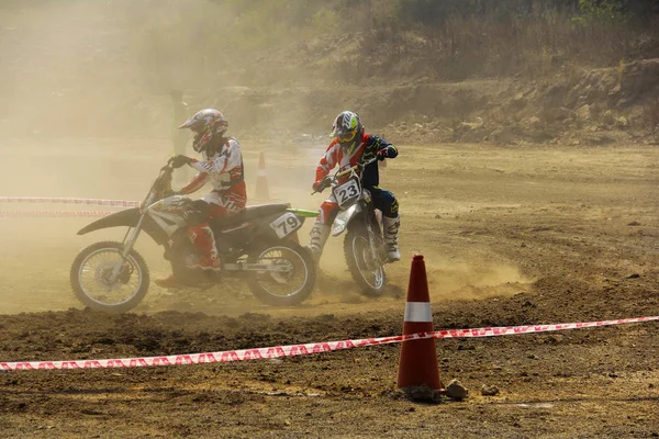 PUNE, MAHARASHTRA, ÍNDIA, Fevereiro 2018, Motociclistas competem uns com os outros durante a corrida de motocicleta cross sujeira — Fotografia de Stock