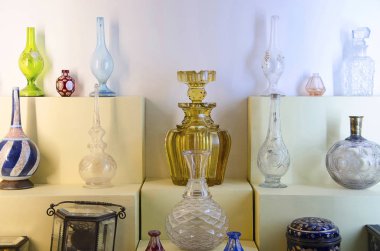 Eski parfüm şişeleri, Kelkar Müzesi, Pune, Maharashtra, Hindistan