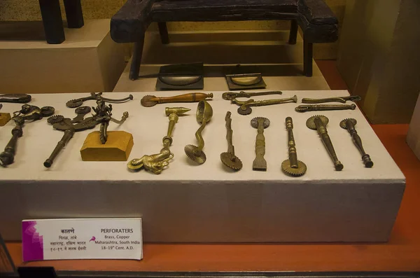 Perforadoras antiguas hechas por latón y cobre, Kelkar Museum, Pune, Maharashtra, India — Foto de Stock