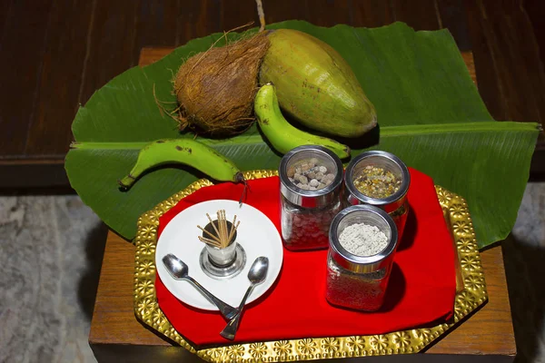 Tradycyjny mosiądz pooja thali z świeżych owoców i kokosowe na liściu bananowca — Zdjęcie stockowe