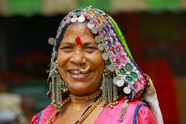 Pune, Maharashtra, Hindistan, Haziran 2017, kadın gülümsüyor kameraya geleneksel olarak giyinmiş.