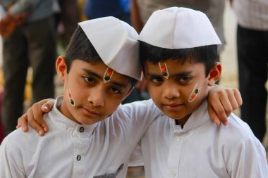 Pune, Maharashtra, Hindistan, Haziran 2017, iki genç erkek ile beyaz kapaklar ve Pandharpur Festivali sırasında kurtas