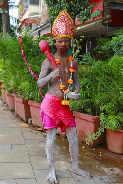 ПУНЕ, ХАРАШТРА, ИНДИЯ, июнь 2017 года, Мальчик наряжается в костюм Ханумана, бога обезьян, во время фестиваля Пандхарпур — стоковое фото