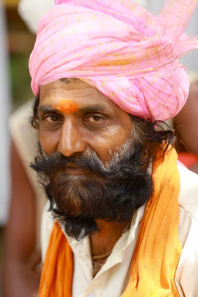 PUNE, MAHARASHTRA, INDIA, junio 2017, Hombre Santo se viste con turbante rosa y camisa blanca durante el festival de Pandharpur —  Fotos de Stock