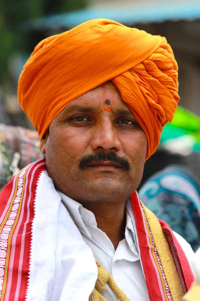 PUNE, MAHARASHTRA, INDIA, junio 2017, Hombre se viste con turbante naranja y camisa blanca durante el festival de Pandharpur —  Fotos de Stock