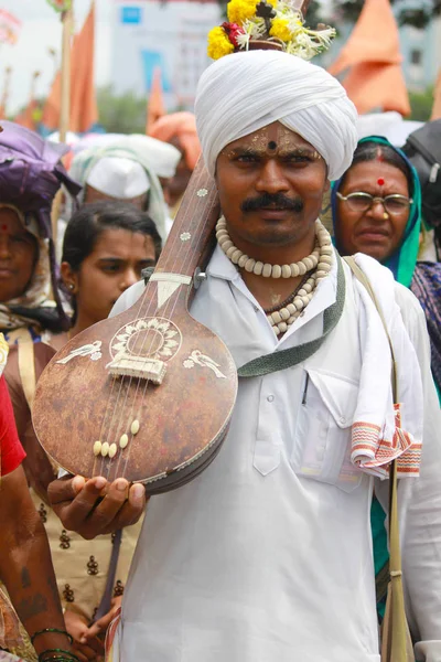 Pune, Maharashtra, Indien, juni 2017, Man klär i vit skjorta och turban, bär musikinstrument under Pandharpur festival — Stockfoto