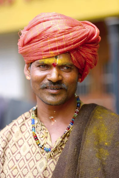 PUNE, MAHARASHTRA, INDIA, junio de 2017, El hombre tradicionalmente vestido mira a la cámara durante el festival de Pandharpur —  Fotos de Stock