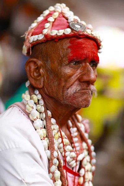 PUNE, MAHARASHTRA, INDIA, junio 2017, Tradicionalmente hombre vestido con gorra de cuentas, collar, bermellón posa durante el festival de Pandharpur —  Fotos de Stock