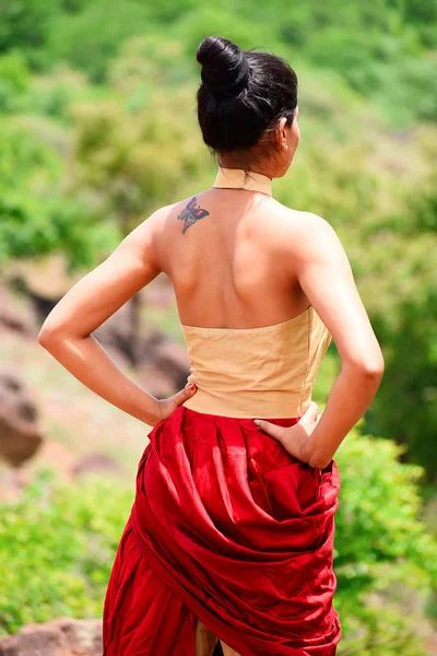 Giovane donna profilo posteriore con tatuaggi — Foto Stock