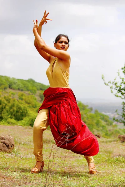 Jovem mulher em vestido indiano dando pose — Fotografia de Stock