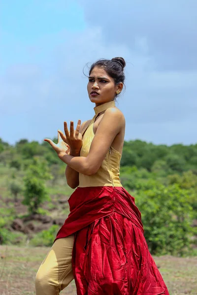 Giovane donna in abito indiano dando posa — Foto Stock