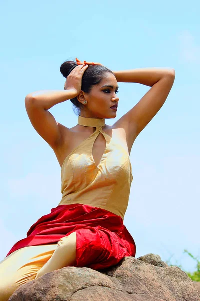 頭の上の手でインドのドレスの若い女性 — ストック写真