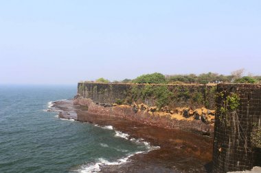 Suvarndurg Kalesi, Burcu ve Arap Denizi, Fateghad, Kokan, arkadan görünüm. Maharashtra