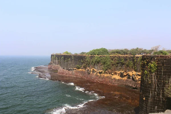Fuerte de Suvarndurg, vista trasera del bastión y el mar árabe, Fateghad, Kokan. Maharashtra — Foto de Stock