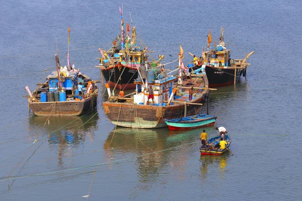 Dia a dia de pescador com barcos de pesca, rio backwater, Anjarle, Kokan — Fotografia de Stock