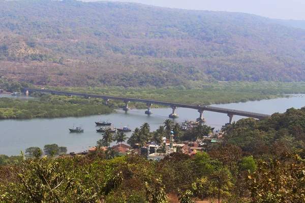 Vista rio com casas, templos e ponte, Anjarle, Kokan — Fotografia de Stock