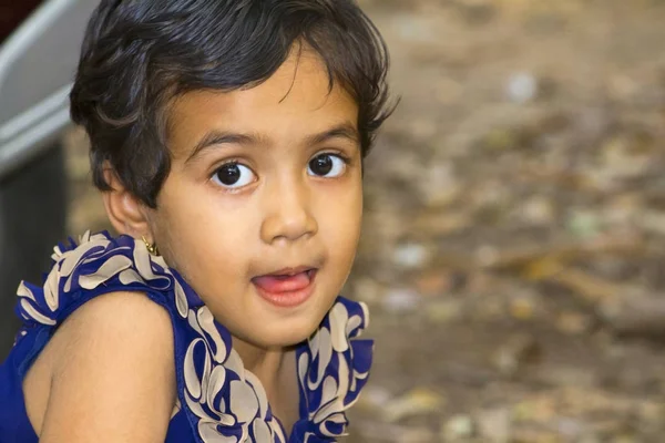 Acercamiento de la niña india con la boca abierta, Jardín de la emperatriz, Pune — Foto de Stock