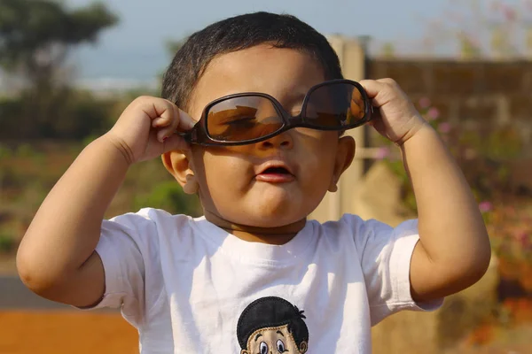 Niño jugando con gafas marrones, Palande, Kokan — Foto de Stock